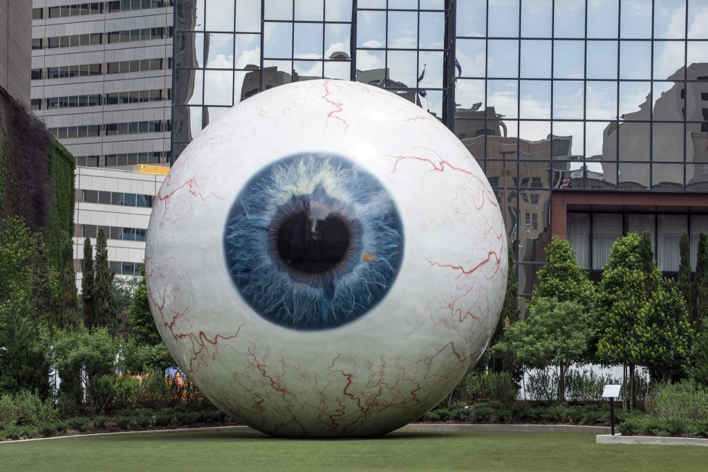 giant-eyeball-555793_1920