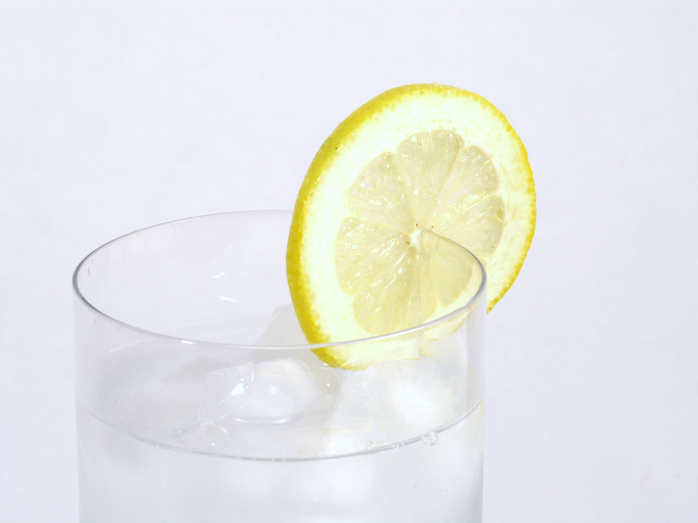 Вода с лимоном натощак вред. Лимонная вода. Вода с лимоном. Стакан воды с лимоном. Вода с лимоном отбеливающая.